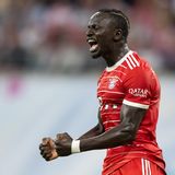 Titel und Tore ohne Lewandowski - und dann kommt Kane!  Die Torgarantie ist weg - aber die Tormaschine läuft weiter. Sadio Mané und Co. führen die Münchner zum elften Meistertitel am Stück und bejubeln nach dem Pokalsieg das Double. In der Champions League läuft's besser als zuletzt. Das Halbfinal-Aus gegen Robert Lewandowskis Barça schmerzt aber. Die Bayern rüsten mit England-Topstürmer Kane weiter auf.