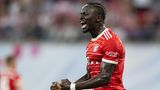 Titel und Tore ohne Lewandowski - und dann kommt Kane!  Die Torgarantie ist weg - aber die Tormaschine läuft weiter. Sadio Mané und Co. führen die Münchner zum elften Meistertitel am Stück und bejubeln nach dem Pokalsieg das Double. In der Champions League läuft's besser als zuletzt. Das Halbfinal-Aus gegen Robert Lewandowskis Barça schmerzt aber. Die Bayern rüsten mit England-Topstürmer Kane weiter auf.