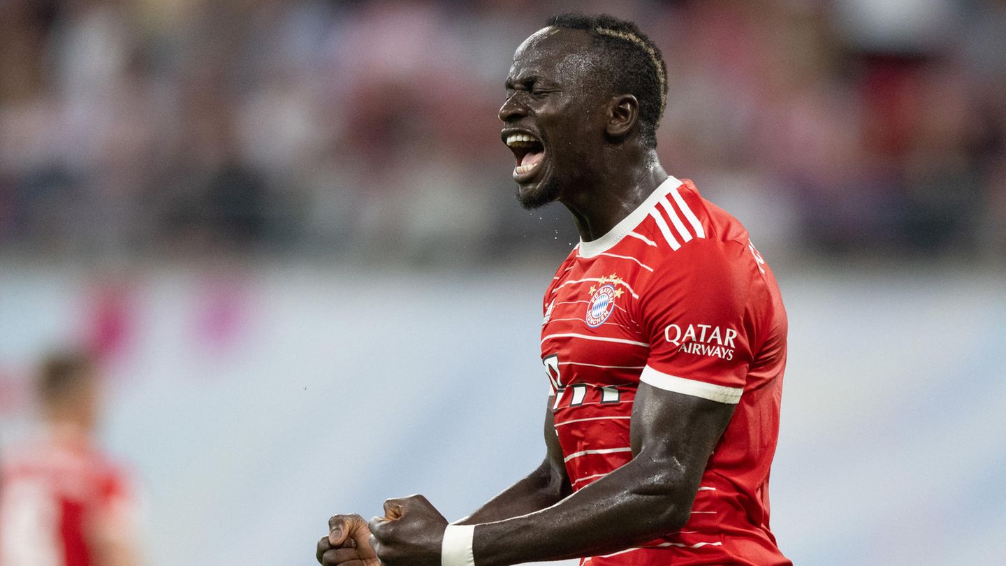 FC Bayern München Titel und Tore ohne Lewandowski - und dann kommt Kane! Die Torgarantie ist weg - aber die Tormaschine läuft weiter. Sadio Mané und Co. führen die Münchner zum elften Meistertitel am Stück und bejubeln nach dem Pokalsieg das Double. In der Champions League läuft's besser als zuletzt. Das Halbfinal-Aus gegen Robert Lewandowskis Barça schmerzt aber. Die Bayern rüsten mit England-Topstürmer Kane weiter auf.