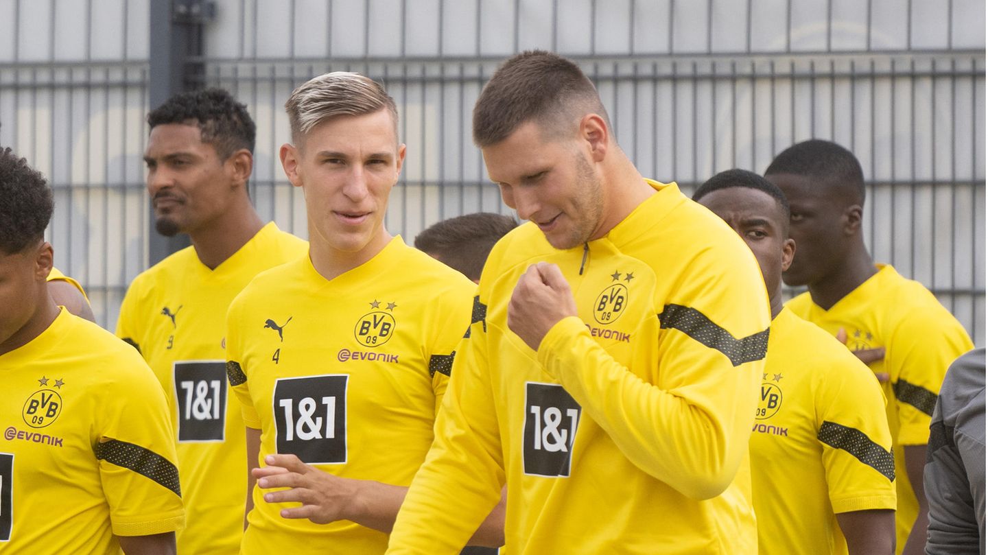 Borussia Dortmund Weniger Gegentore - aber trotzdem nicht Platz 1! Dank der Verpflichtung der Nationalverteidiger Niklas Süle und Nico Schlotterbeck gewinnt die Borussia an Stabilität in der Abwehr und verkürzt den Abstand auf die Bayern. Doch die große Sehnsucht nach einem Meistertitel bleibt auch dieses Mal unerfüllt.