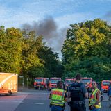 Polizeibeamte und Feuerwehrfahrzeuge stehen am Kronprinzessinnenweg in Berlin. Im Berliner Grunewald ist nach einer unbeabsichtigten Explosion auf dem dortigen Sprengplatz am Donnerstagmorgen ein Feuer ausgebrochen und hat den angrenzenden Wald in Brand gesetzt. 