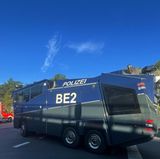 Ein Wasserwerfer der Polizei auf dem Weg zum Einsatzort.