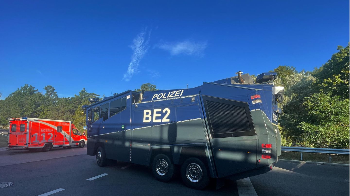 Ein Wasserwerfer der Polizei auf dem Weg zum Einsatzort.
