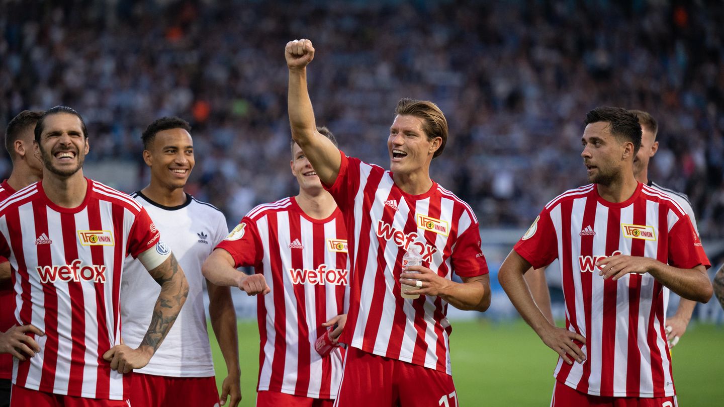 1. FC Union Berlin Union macht eine Europa-Pause! Nach zwei Jahren mit europäischem Fußball schaffen es die Köpenicker in dieser Saison nicht. Der Umbruch im Kader gelingt zwar wieder, aber die Konkurrenz ist zu groß. Mit dem Abstieg haben die Eisernen trotzdem nichts zu tun und bleiben die Nummer eins in der Hauptstadt.