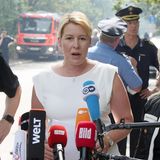 Franziska Giffey (l.), Regierende Bürgermeisterin von Berlin, und Innensenatorin Iris Spranger (beide SPD), beantworten Fragen von Journalisten. Giffey: "Im Moment bin ich sehr froh, dass hier keine Wohnbebauung im näheren Umfeld ist und wir niemandem evakuieren müssen."