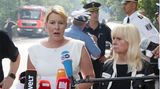 Franziska Giffey (l.), Regierende Bürgermeisterin von Berlin, und Innensenatorin Iris Spranger (beide SPD), beantworten Fragen von Journalisten. Giffey: "Im Moment bin ich sehr froh, dass hier keine Wohnbebauung im näheren Umfeld ist und wir niemandem evakuieren müssen."