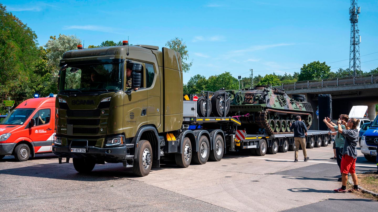 Auch schweres Gerät der Bundeswehr – hier ein Pionierpanzer Dachs – kommt zur Unterstützung am Grunewald zum Einsatz.