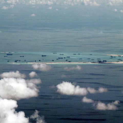 Dieses Archivfoto vom 11. Mai 2015 zeigt die Landgewinnung am Mischief Reef auf den Spratly-Inseln im Südchinesischen Meer