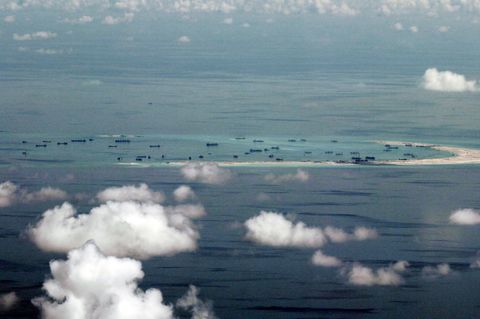 Dieses Archivfoto vom 11. Mai 2015 zeigt die Landgewinnung am Mischief Reef auf den Spratly-Inseln im Südchinesischen Meer