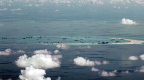 Dieses Archivfoto vom 11. Mai 2015 zeigt die Landgewinnung am Mischief Reef auf den Spratly-Inseln im Südchinesischen Meer