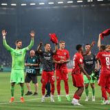 Die Hessen begeistern mit DFB-Rückkehrer Götze!  Nach dem Europa-League-Triumph sorgt die Eintracht auch beim Debüt in der Champions League für rauschende Fußball-Feste und sichert sich dank des qualitativ verbesserten Kaders über die Bundesliga erneut einen internationalen Startplatz. Ex-Weltmeister Mario Götze führt dabei Regie und wird mit einem Comeback in der Nationalmannschaft belohnt.