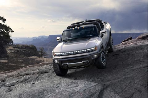 der Hummer EV steht auf bergigem Untergrund
