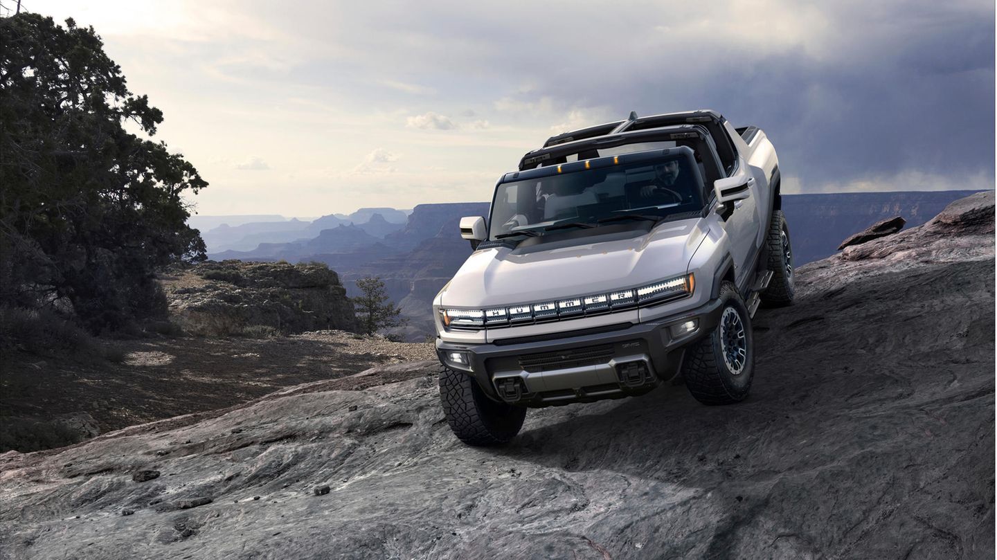 der Hummer EV steht auf bergigem Untergrund