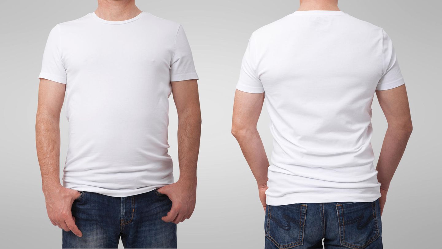 Unterschätzt: T-Shirts  Früher ein schnödes Unterhemd, heute ein vollwertiges Kleidungsstück in Kombination mit Hemden, Cardigans oder dünnen Pullovern. Wer hier billig kauft, kauft zwei Mal. Wichtigstes Merkmal ist die Verarbeitung des Kragens. Dünne Shirt-Kragen verlieren bereits nach wenigen Waschgängen ihre Passform. Vor allem bei O-Ausschnitten in Kombination mit weiter geöffneten Hemden sieht das nachlässig aus. Tiefe V-Ausschnitte zeigen mehr Haut passen gut zu oben geöffneten Hemden. Ein Satz weißer und schwarzer hochwertiger T-Shirts gehört in jedem Männerkleiderschrank.