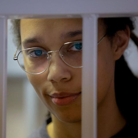 Brittney Griner steht in einem Käfig in einem Gerichtssaal vor einer Anhörung in Khimki