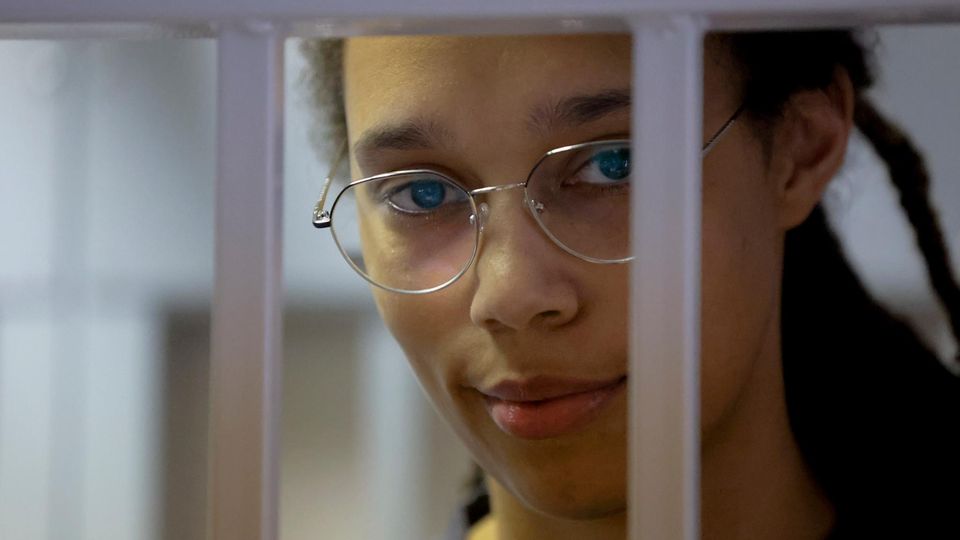 Brittney Griner steht in einem Käfig in einem Gerichtssaal vor einer Anhörung in Khimki