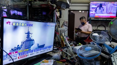 Militärmanöver Chinas auf einem Fernseher in einem Geschäft in der taiwanesischen Hauptstadt Taipeh