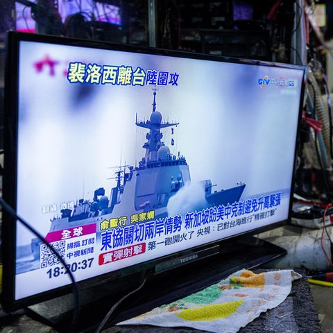 Militärmanöver Chinas auf einem Fernseher in einem Geschäft in der taiwanesischen Hauptstadt Taipeh