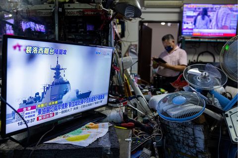 Militärmanöver Chinas auf einem Fernseher in einem Geschäft in der taiwanesischen Hauptstadt Taipeh