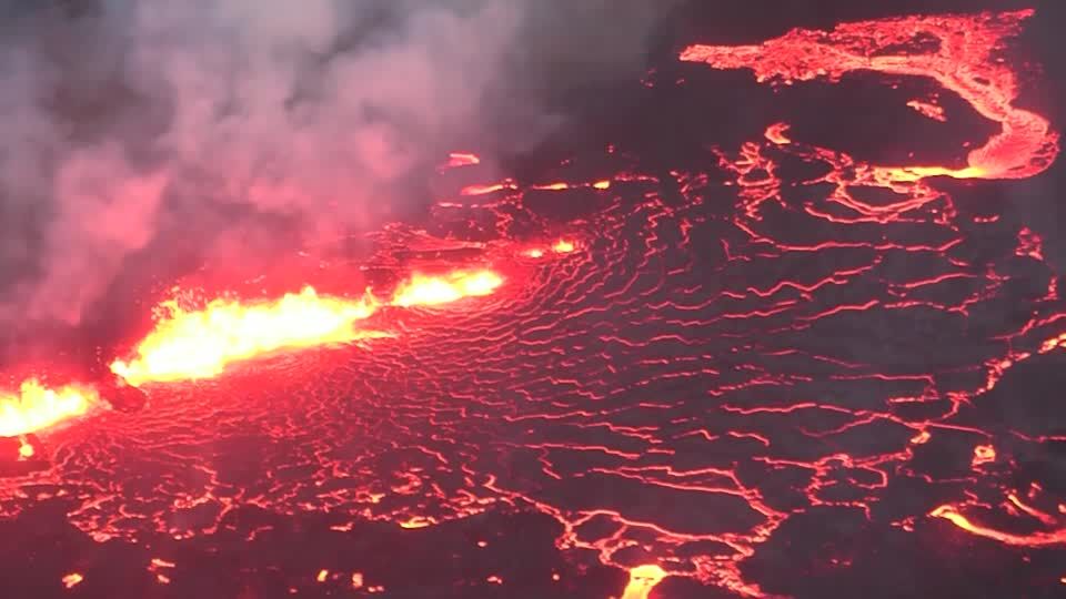 Video: Feuriges Spektakel in Island Video: Feuriges Spektakel in Island