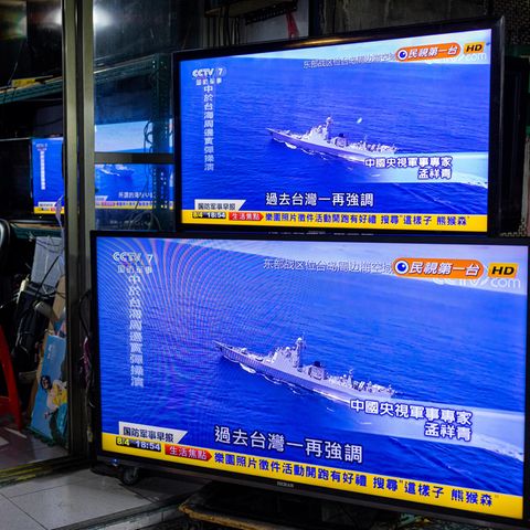 Auf Fernsehschirmen in Taipeh läuft eine Sendung über Chinas Manöver rund um Taiwan