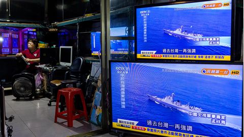 Auf Fernsehschirmen in Taipeh läuft eine Sendung über Chinas Manöver rund um Taiwan