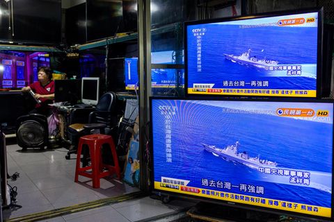 Auf Fernsehschirmen in Taipeh läuft eine Sendung über Chinas Manöver rund um Taiwan