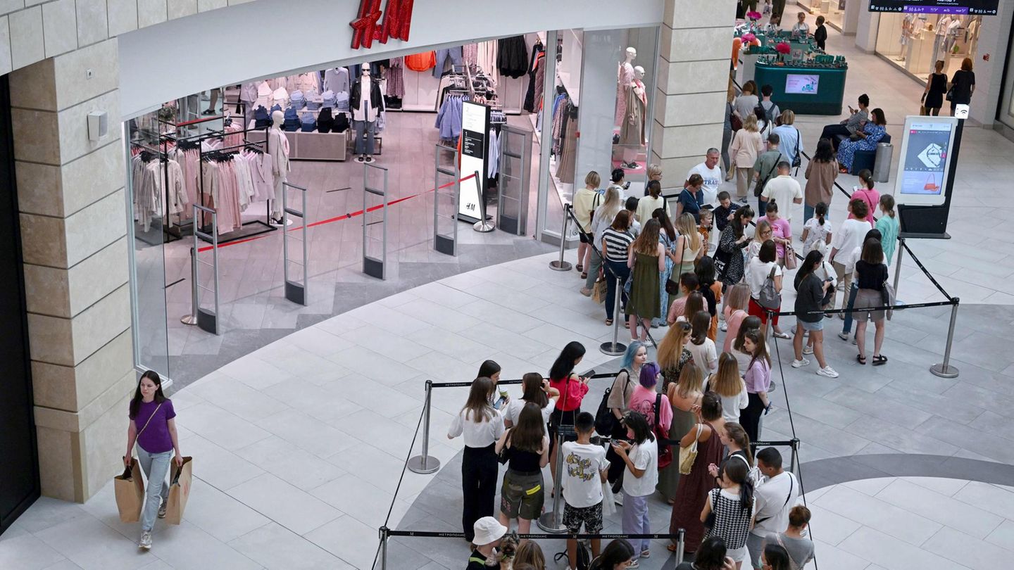 Eine lange Schlange bildet sich vor der H&M-Filiale in einem Shopping-Center in Moskau.