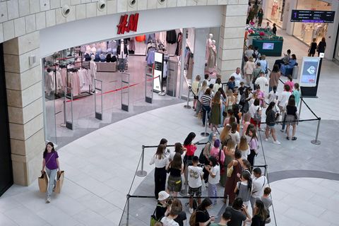 Eine lange Schlange bildet sich vor der H&M-Filiale in einem Shopping-Center in Moskau.