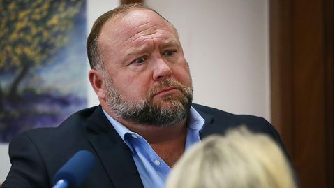 Alex Jones im Travis County Courthouse in Austin, Texas