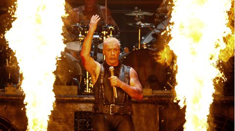 Rammstein-Sänger Till Lindemann bei einem Konzert