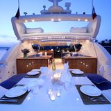 Esstisch auf dem Sonnendeck am Abend