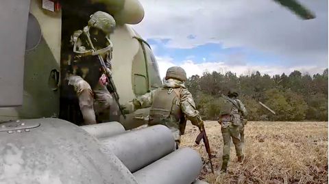 Soldaten der russischen Armee verlassen einen Kampfhubschrauber in der Ukraine