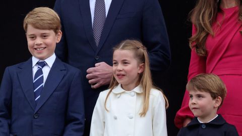 Prinz George, Prinzessin Charlotte und Prinz Louis auf dem berühmten Schlossbalkon