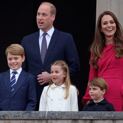 Prinz George, Prinzessin Charlotte und Prinz Louis auf dem berühmten Schlossbalkon