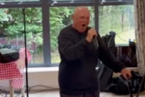 Unglaubliches Gesangtalent: 81-jähriger verblüfft die Anwesenden mit seiner Stimme