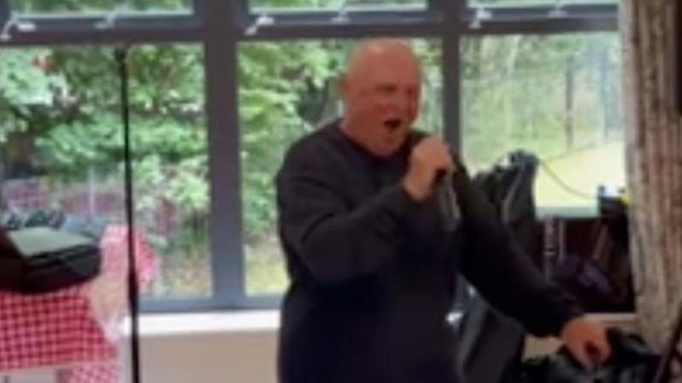 Unglaubliches Gesangtalent: 81-jähriger verblüfft die Anwesenden mit seiner Stimme