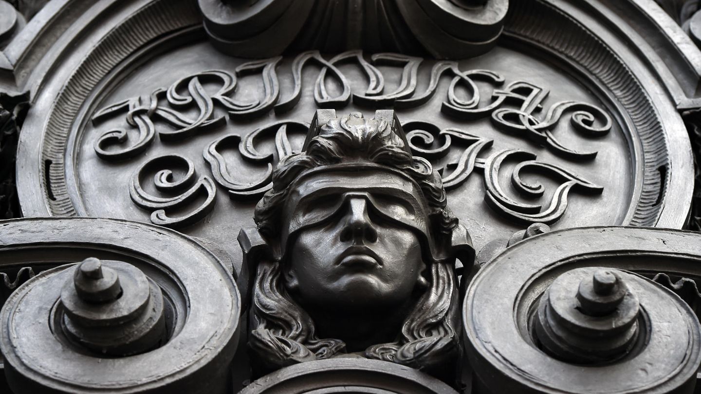 Gerichtsfall in Neuseeland: Die Nahaufnahme der Justitia mit verbundenen Augen