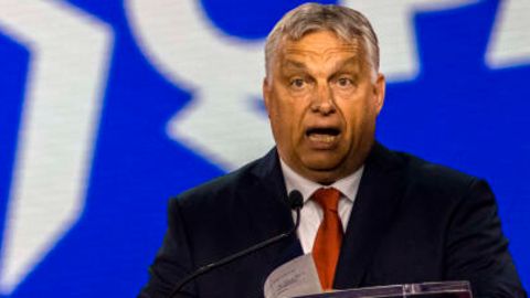 Viktor Orban steht an einem Rednerpult