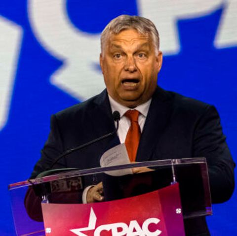 Viktor Orban steht an einem Rednerpult