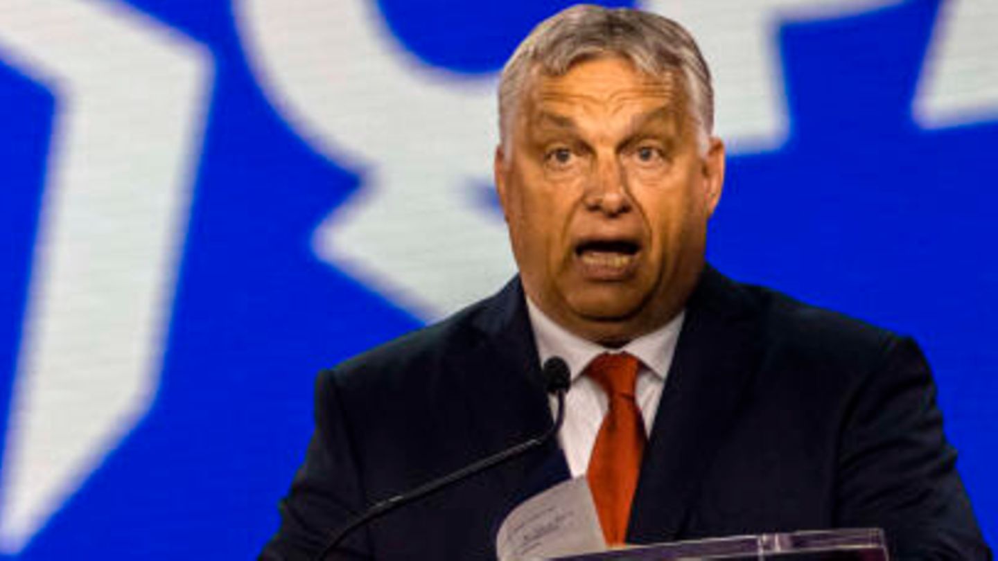 Viktor Orban rails in Texas: “Fewer drag queens, more Chuck Norris”