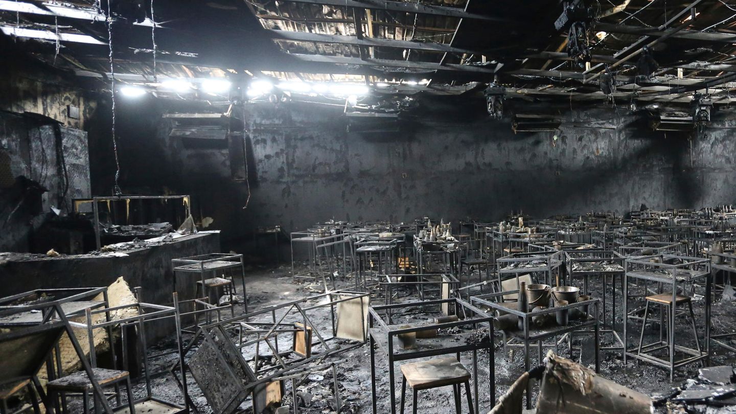 Blick in den ausgebrannten Innenraum des von Flammen zerstörten Pubs