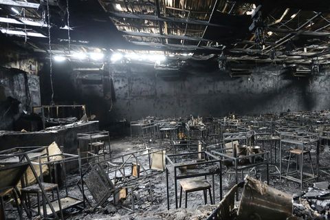 Blick in den ausgebrannten Innenraum des von Flammen zerstörten Pubs