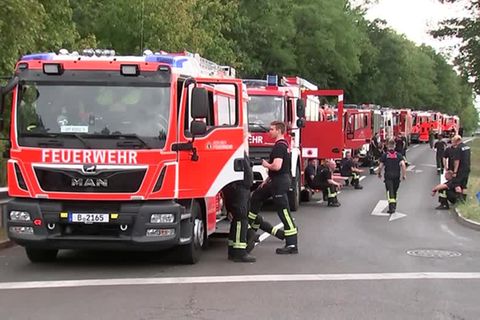 Video: Feuerwehr meldet Erfolge bei Löscharbeiten im Grunewald