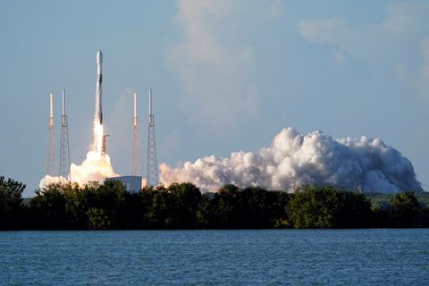 Eine SpaceX Falcon 9 Rakete mit dem koreanischen Pathfinder Lunar Orbiter hebt ab