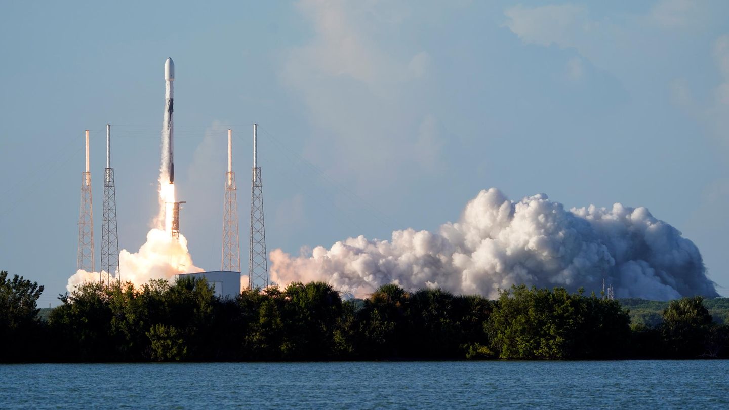 Eine SpaceX Falcon 9 Rakete mit dem koreanischen Pathfinder Lunar Orbiter hebt ab