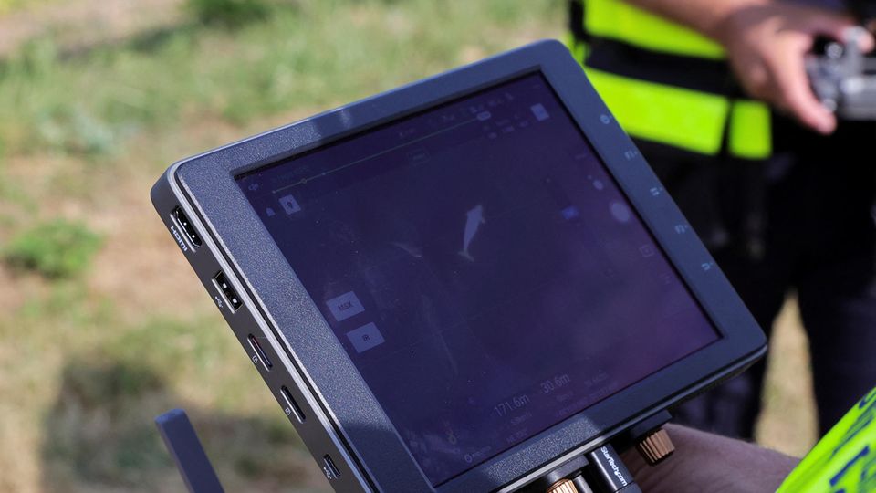 Belugawal Seine Frankreich Ein Mitglied der Feuerwehr schaut sich eine Drohnenaufnahme des Belugawals in der Seine an