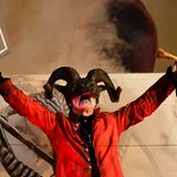 Doch nicht nur die Zuschauer, auch manche Musiker kamen kostümiert. Wie hier der als Kim Diamond bekannte dänische Sänger Kim Bendix Petersen, der mit seiner Band Mercyful Fate beim Wacken Open Air auftrat. Das Festival geht noch bis Samstagnacht. Bis dahin dürfen sich die Fans auf unzählige Konzerte freuen, unter anderem spielen Slipknot, Powerwolf, Hämatom, In Extremo, Lordi und Slime. Einen besonderen Auftritt hat die Kölner Mundartband Höhner, die ihre Stimmungsschlager erstmals auf dem Heavy-Metal-Festival zum Besten geben wird. 