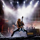 Eines der Highlights am ersten Abend: Das knapp zweistündige Konzert der britischen Heavy-Metal-Urgesteine Judas Priest. Gitarrist Richie Faulkner, seit 2011 Mitglied der Band, spielt gerade ein Solo auf seiner Gibson Flying V.