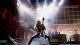 Eines der Highlights am ersten Abend: Das knapp zweistündige Konzert der britischen Heavy-Metal-Urgesteine Judas Priest. Gitarrist Richie Faulkner, seit 2011 Mitglied der Band, spielt gerade ein Solo auf seiner Gibson Flying V.
